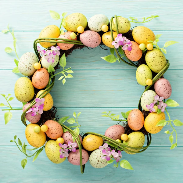 Wielkanocne jaja wieniec na jasno niebieskim tle — Zdjęcie stockowe
