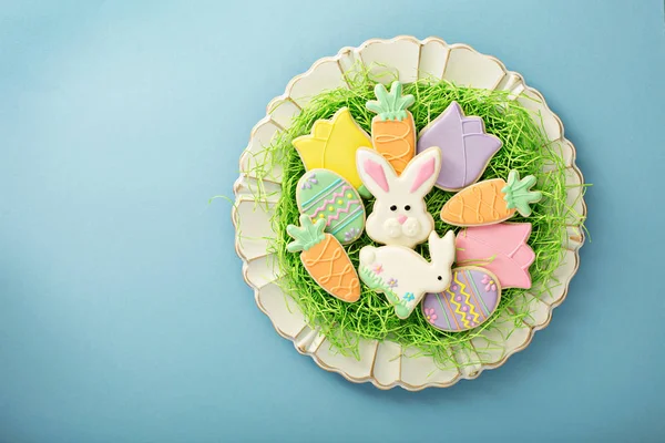 Galletas de Pascua en un plato grande — Foto de Stock