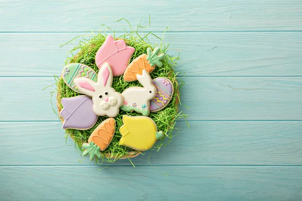 Galletas de Pascua en un plato grande — Foto de Stock