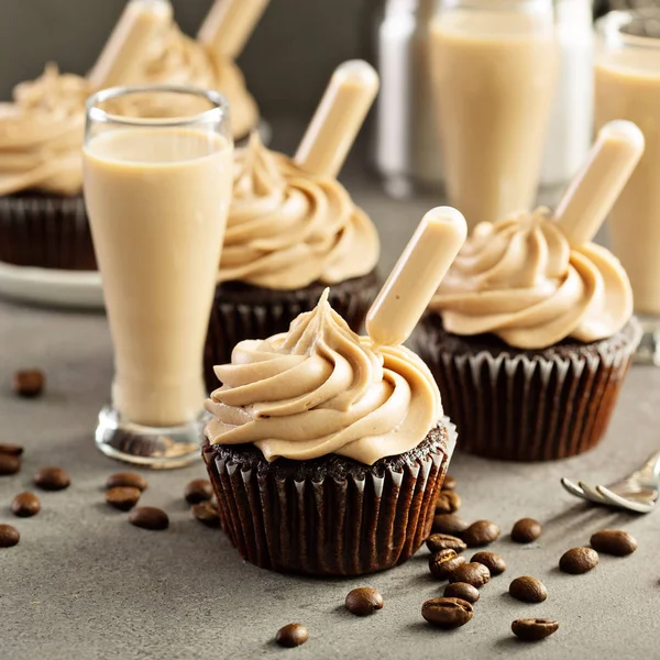 Cupcakes expresso au chocolat avec liqueur crème irlandaise — Photo