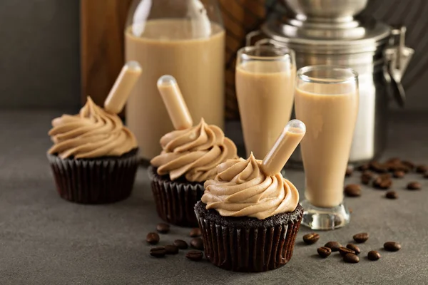 Cupcakes expresso au chocolat avec liqueur crème irlandaise — Photo