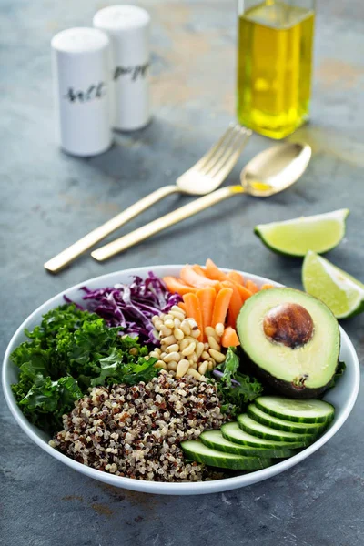 Cuenco vegano con verduras y quinua —  Fotos de Stock