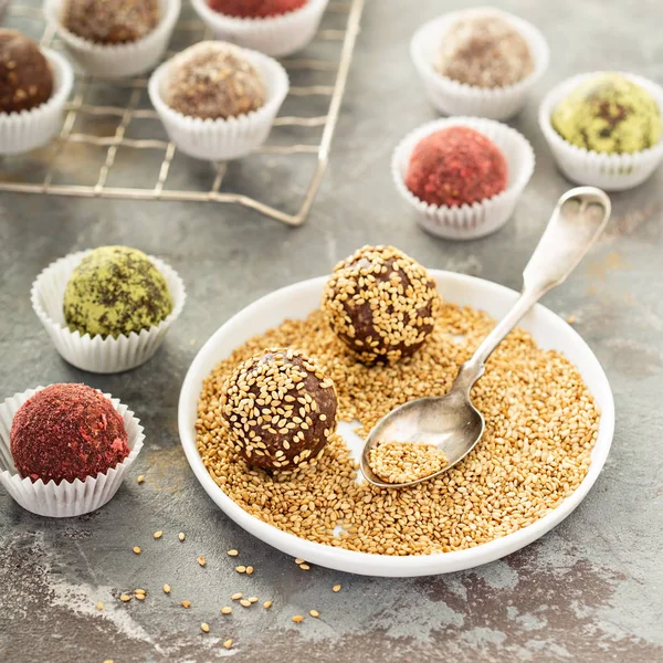 Trufas sanas con dátiles y frutos secos —  Fotos de Stock