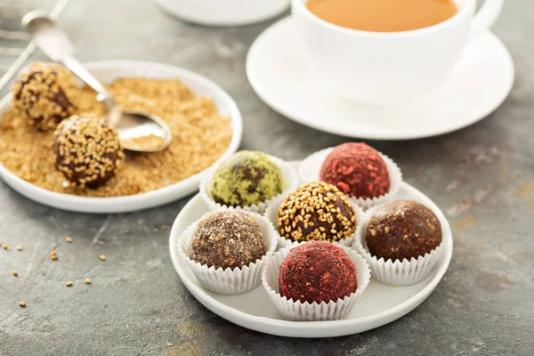 Trufas sanas con dátiles y frutos secos — Foto de Stock