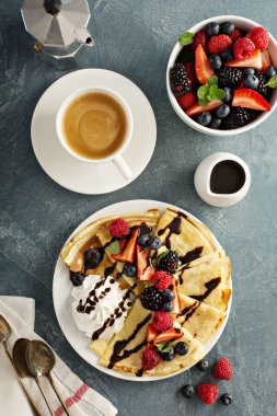 Krem şanti ve çilek ile ince krep