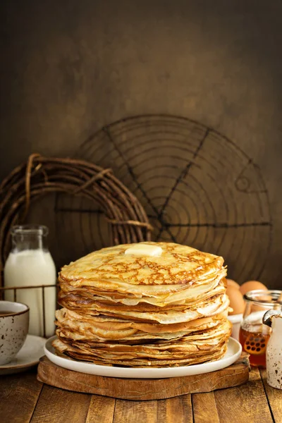 Big stack of homemade crepes or thin crepes — Stock Photo, Image