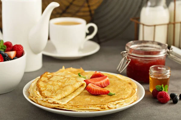 Thin crepes with strawberry and honey — Stock Photo, Image