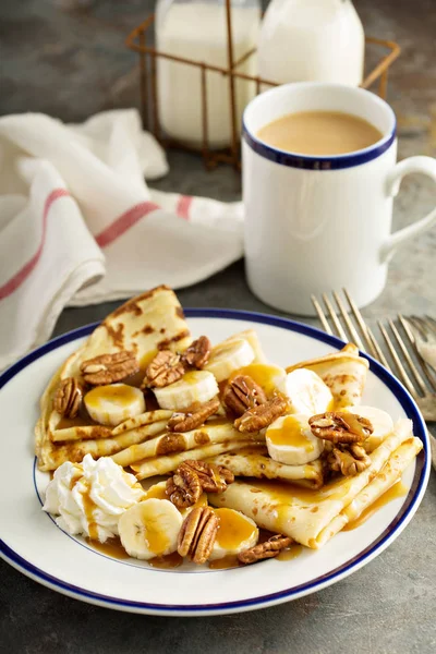 Crepes with bananas and caramel — Stock Photo, Image