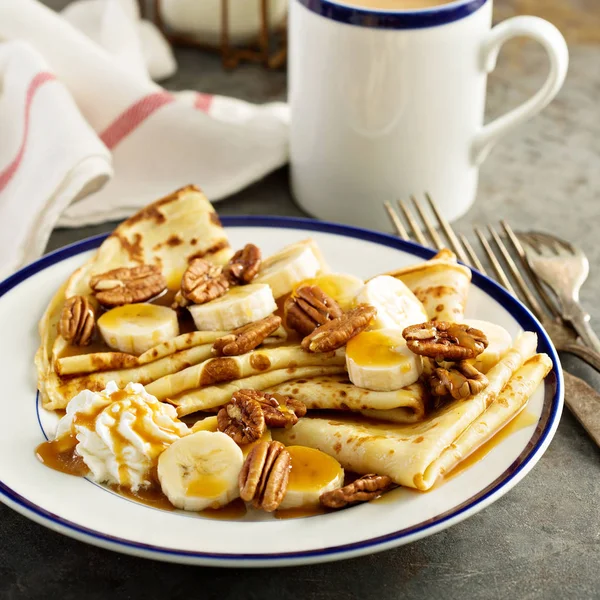 Crepes con banane e caramello — Foto Stock