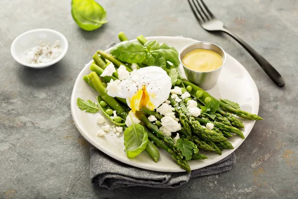 Gröna ärtor och sparris med pocherat ägg — Stockfoto