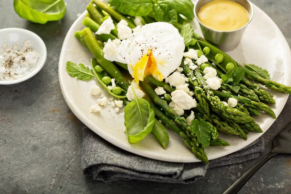 Gröna ärtor och sparris med pocherat ägg — Stockfoto