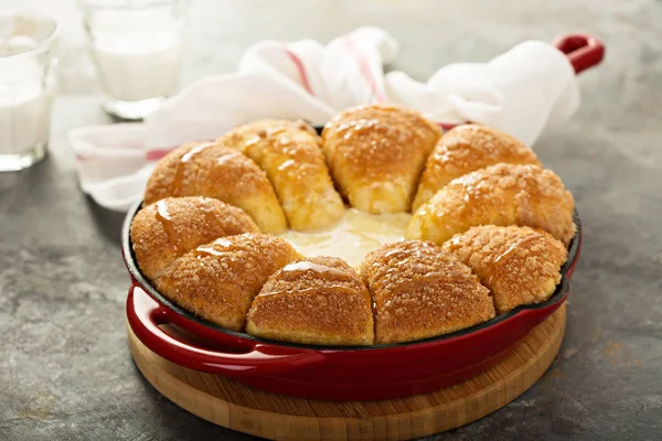 Kaneel suiker broodjes met cheesecake duik — Stockfoto