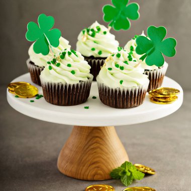 St Patricks Günü çikolata nane cupcakes