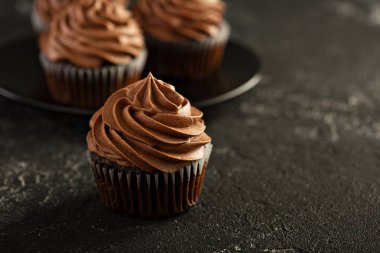 Ganache buzlanma ile koyu çikolata cupcakes