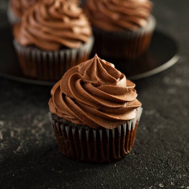 Ganache buzlanma ile koyu çikolata cupcakes
