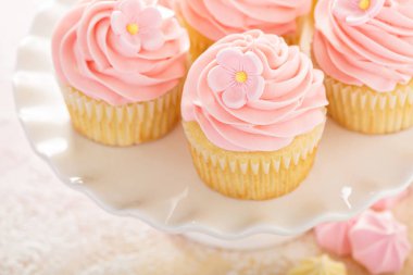 Şeker çiçek ile vanilya çilek cupcakes