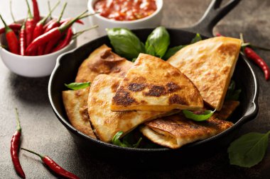 Fried quesadillas çedar peyniri ve acı biber ile