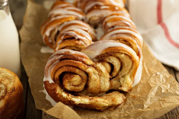 Kaneel rollen trekken elkaar brood — Stockfoto