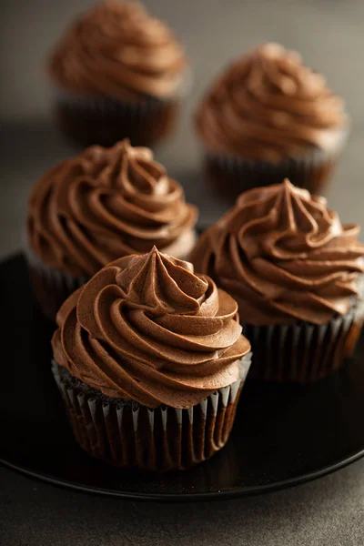 Cupcakes au chocolat noir avec glaçage ganache — Photo