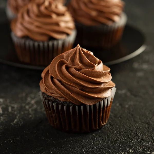 Cupcakes au chocolat noir avec glaçage ganache — Photo