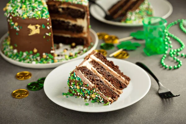 Шоколадный торт дня Святого Патрика — стоковое фото