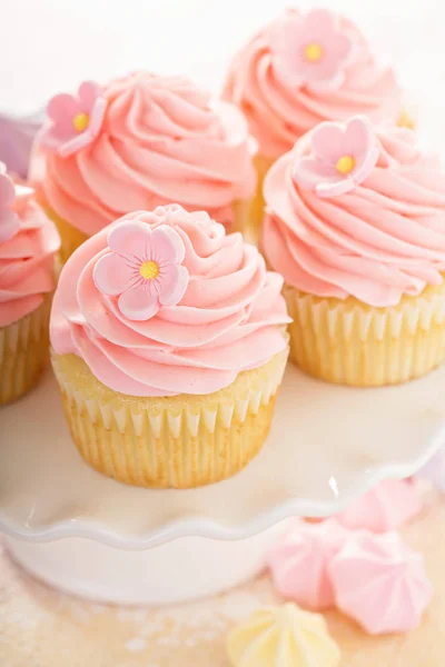 Vanilka jahoda cupcakes s cukrem květ — Stock fotografie