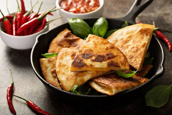 체 다 치즈와 고추와 튀긴 quesadillas — 스톡 사진