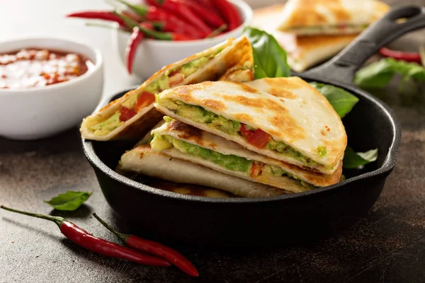 아보카도 빨간 고추와 채식주의 quesadillas — 스톡 사진