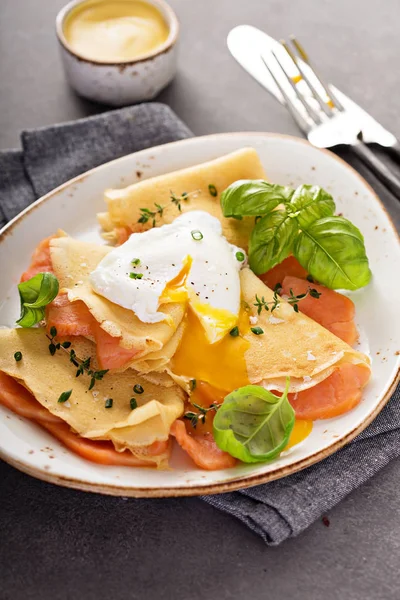 Somon ve yumurta ile kokulu krep