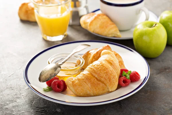 Croissants met jam en honing — Stockfoto