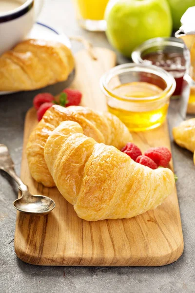 Kruvasan marmelat ve bal ile