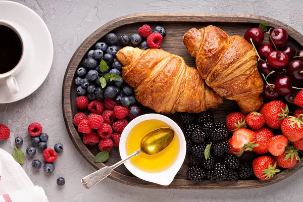 Croissants mit frischen Beeren und Honig — Stockfoto