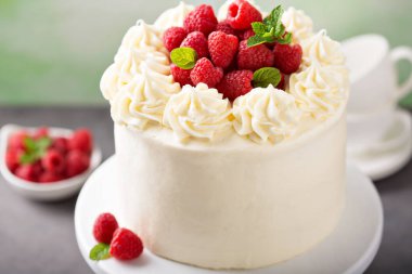 Beyaz buzlanma ile vanilya ahududu cake