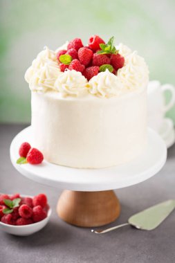 Beyaz buzlanma ile vanilya ahududu cake