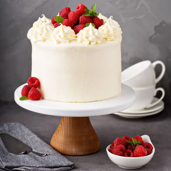 Gâteau aux framboises à la vanille avec glaçage blanc — Photo