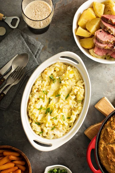 Makan malam tradisional Irlandia dengan kornet daging sapi dan colcannon — Stok Foto