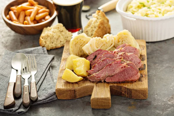 Cornedbeef en kool — Stockfoto