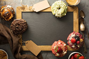 Donuts bir kara tahta çevresinde çeşitli