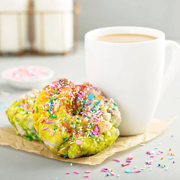 Пончики единорога с кофе — стоковое фото