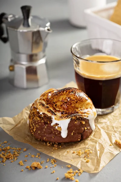 Smores donut com café expresso — Fotografia de Stock