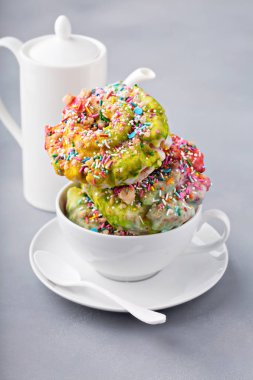 Tek boynuzlu at donuts bir fincan