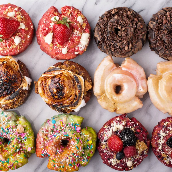 संगमरमर सतह पर डोनट की विविधता — स्टॉक फ़ोटो, इमेज