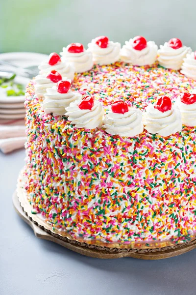 Торт на день рождения, покрытый брызгами — стоковое фото