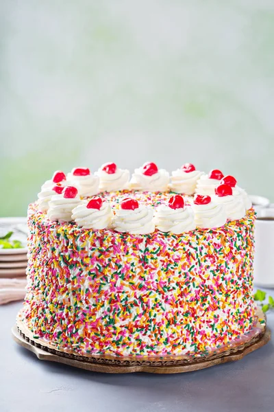 Bolo de aniversário coberto de polvilhas — Fotografia de Stock