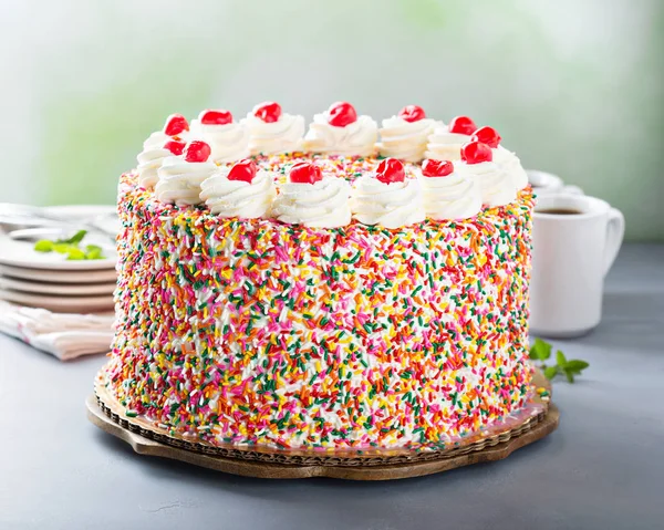 Торт на день народження, вкритий зморшками — стокове фото