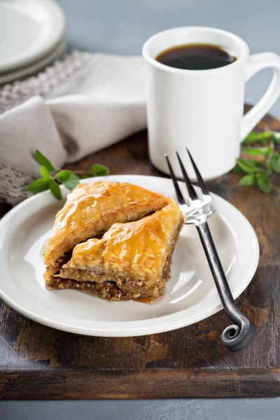 Baklava su un piatto da dessert — Foto Stock