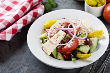 Taze sebze ve beyaz peynir ile Yunan salatası