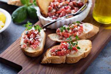 Közlenmiş domates bruschetta kekik ile