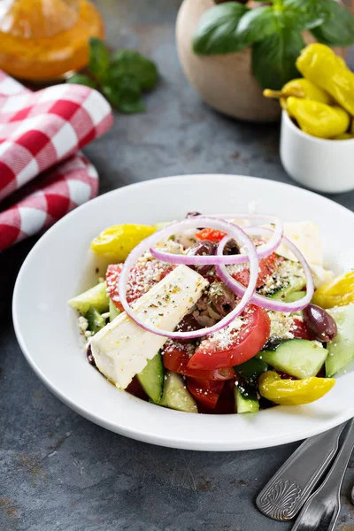 Ensalada griega con verduras frescas y feta — Foto de Stock