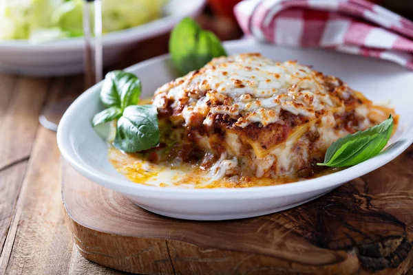 Tradiční lasagne s Boloňskou omáčkou — Stock fotografie